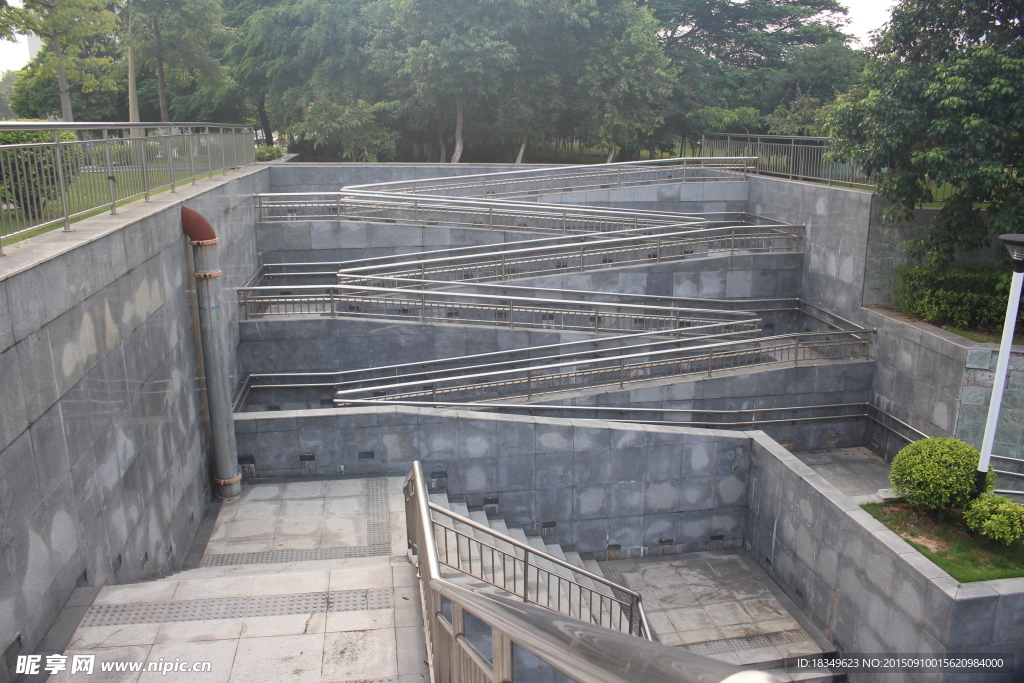 东莞奇葩的地下通道,车行道