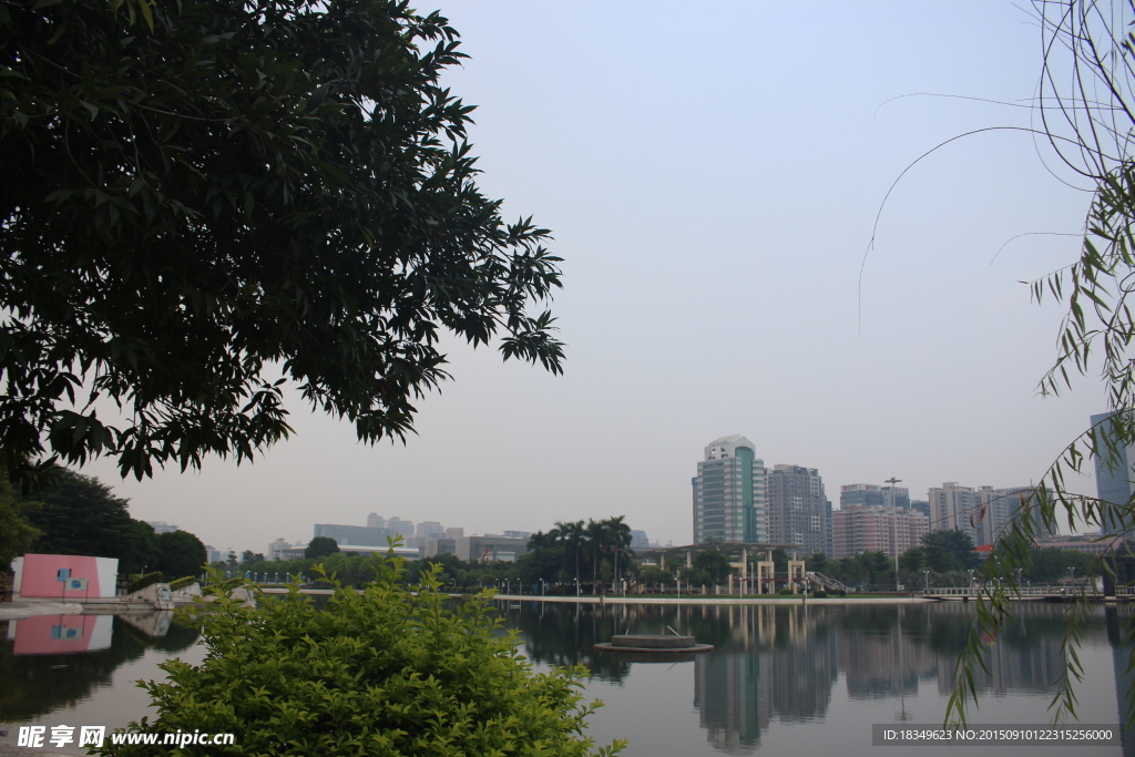 东莞广场湖边风光