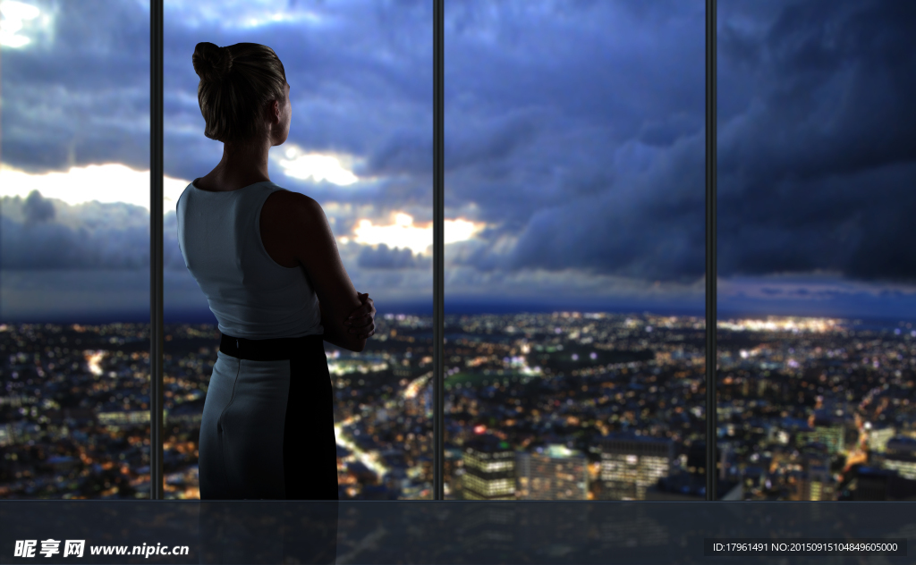 俯瞰城市的美女