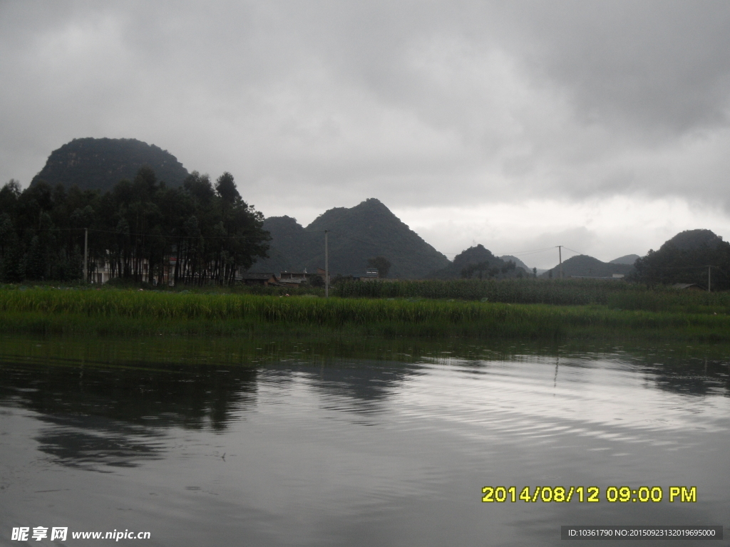 烟雾萦绕的山脉