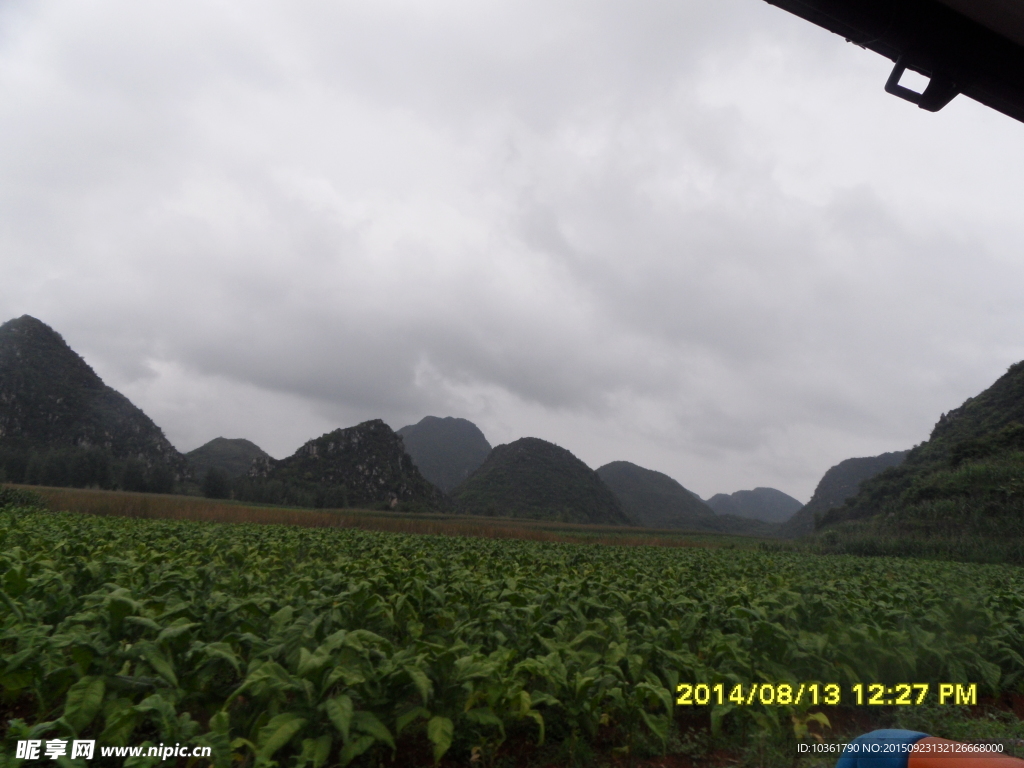 烟雾萦绕的山脉