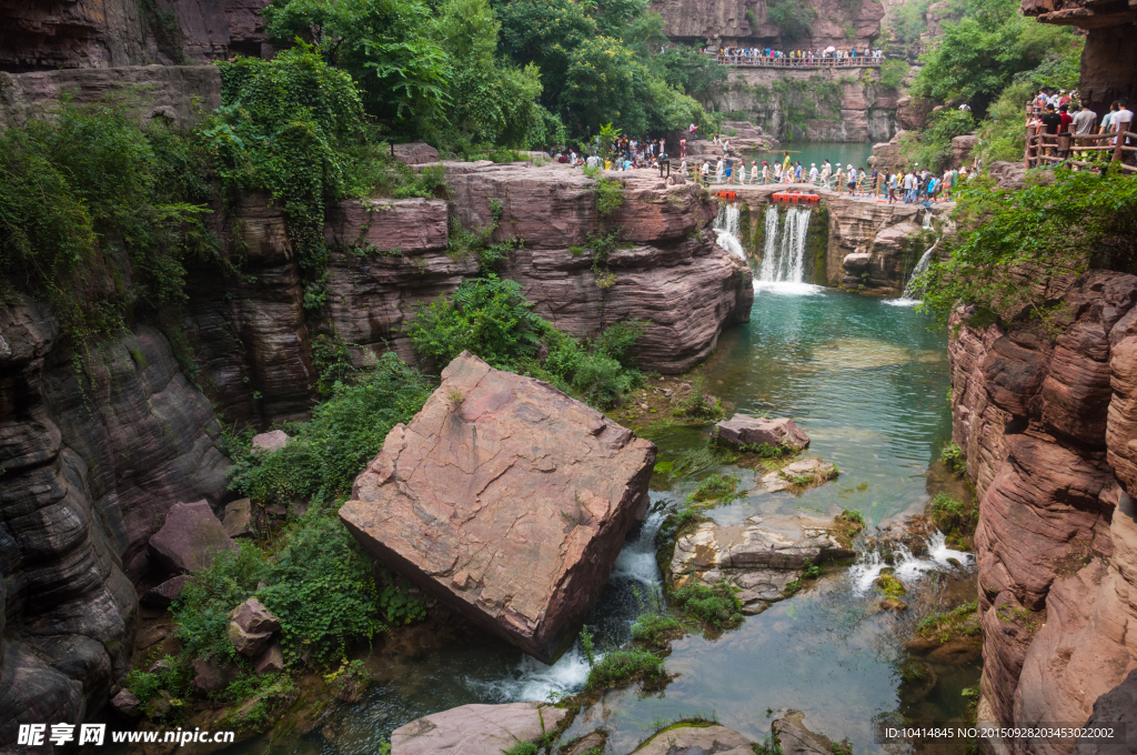 云台山湖中红色页岩
