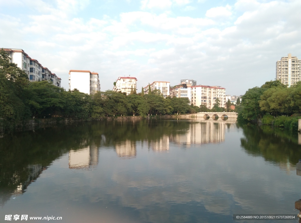 蓝天背景  湖背景图