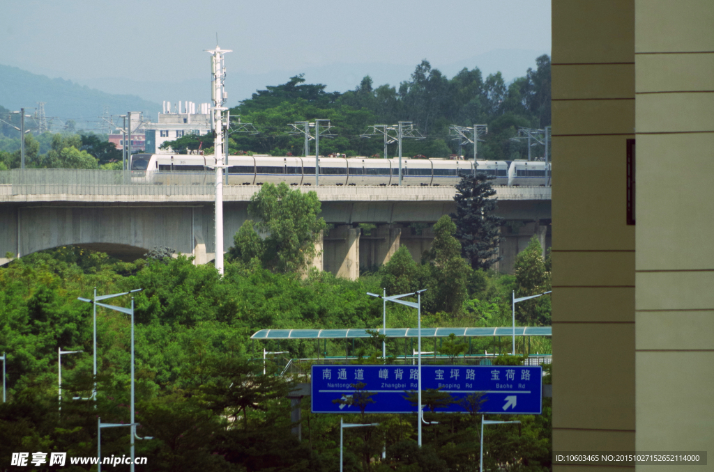 高速列车 高空飞驰