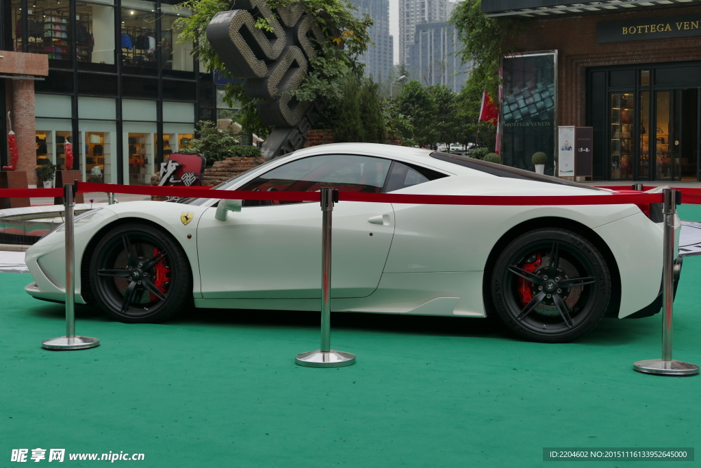 白色法拉利跑车