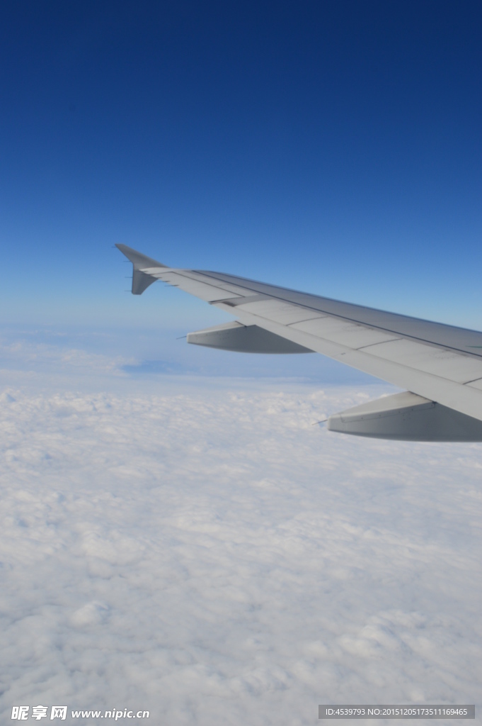 飞机上拍摄云层