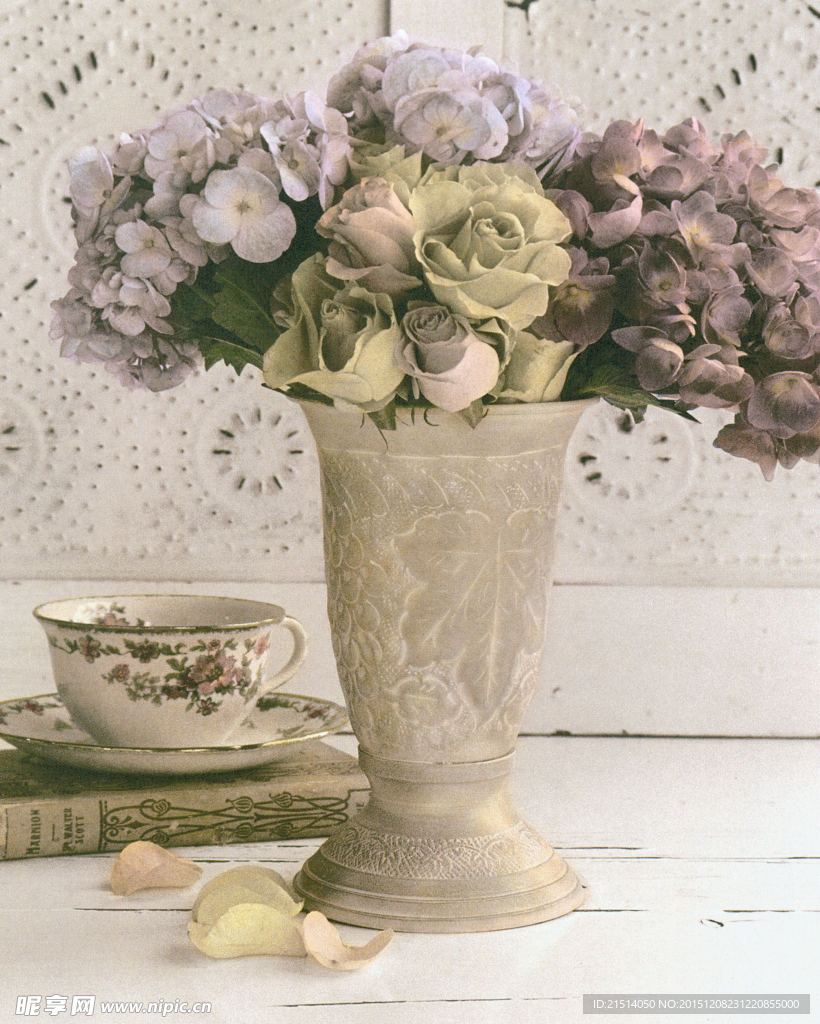 复古美丽的玫瑰花油画图片