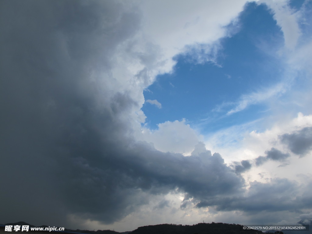 半边乌云半蓝天
