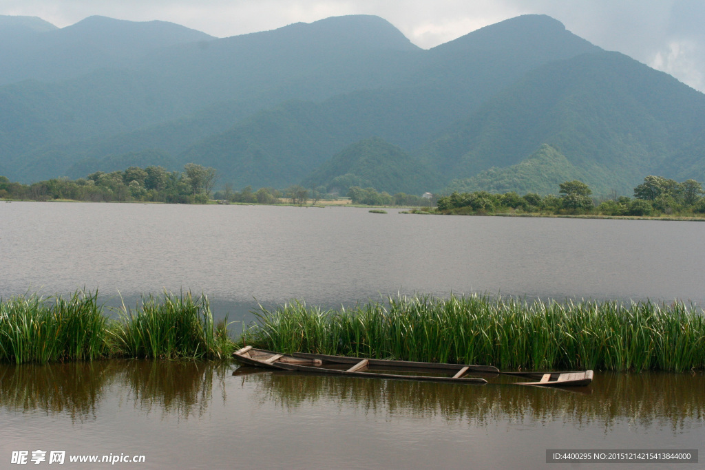 神农架大九湖边上静谧的木船