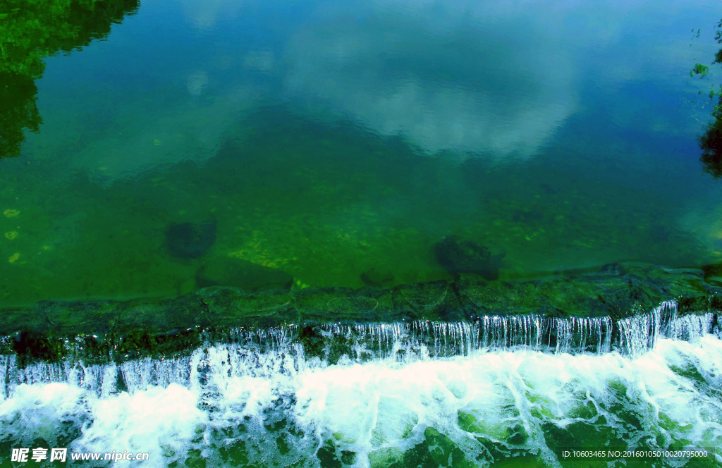 河溪流水 水映蓝天