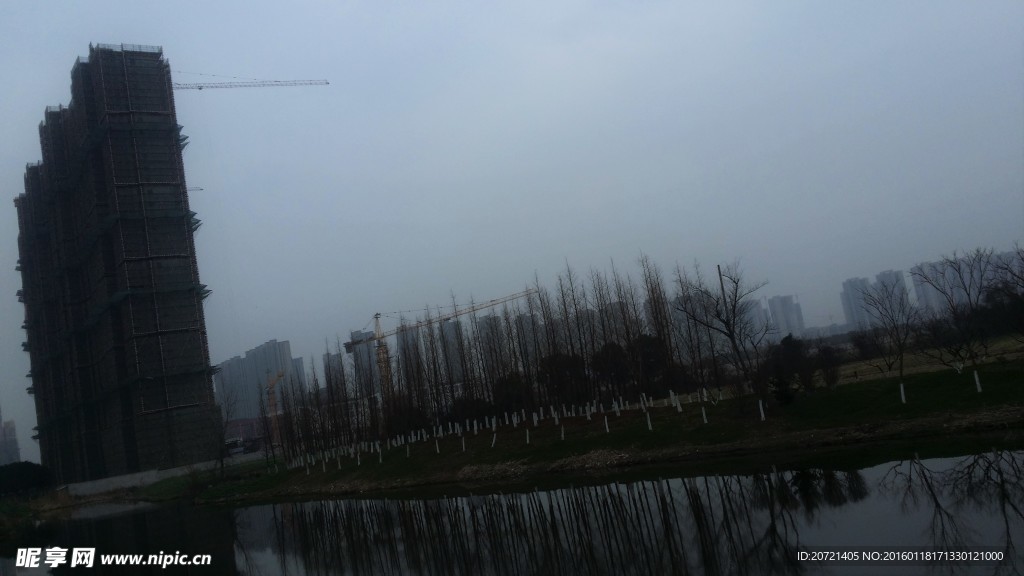 工地建筑 河流 树