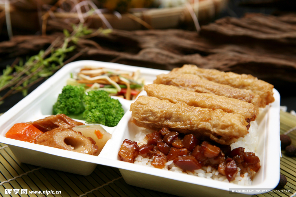 台式卤肉套饭图片