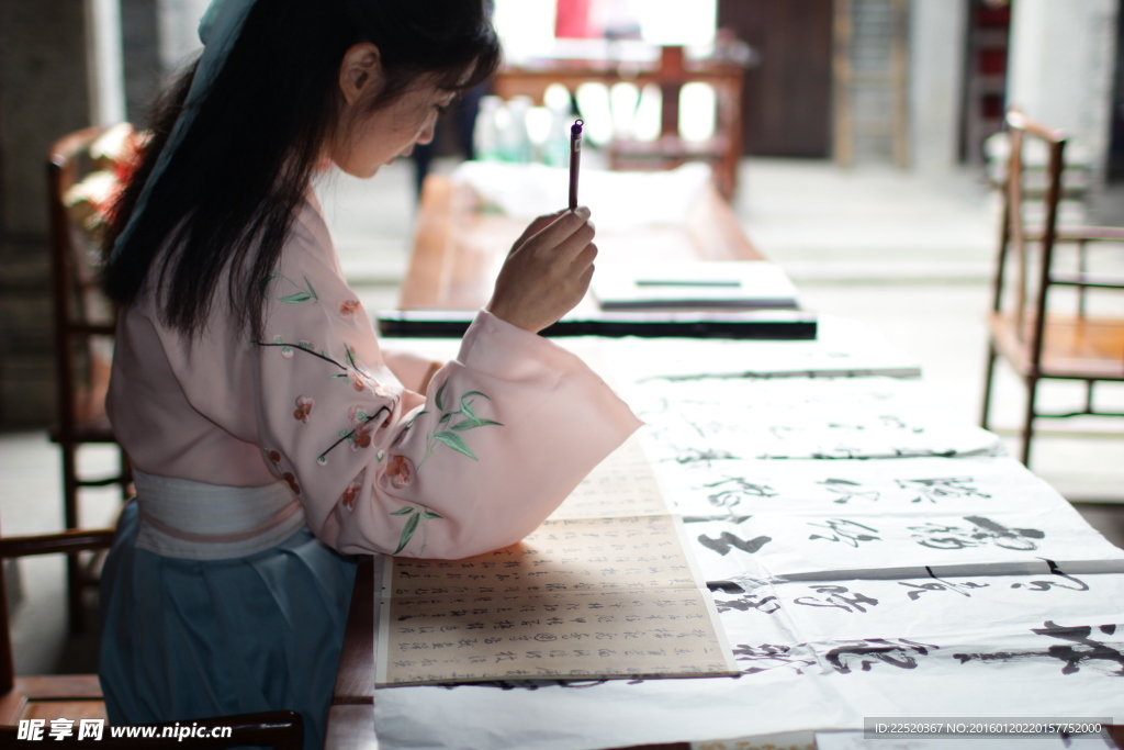 古典唯美汉服写字