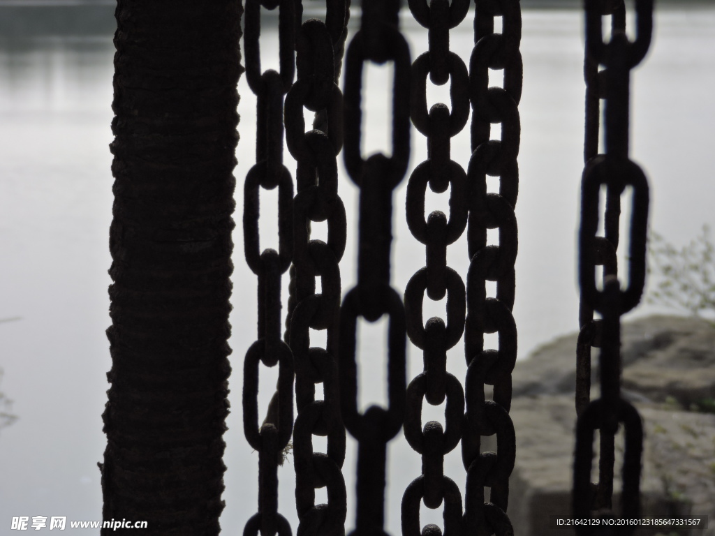 水闸铁链剪影