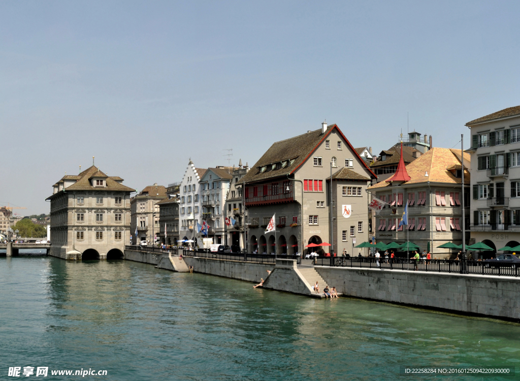 瑞士江边建筑
