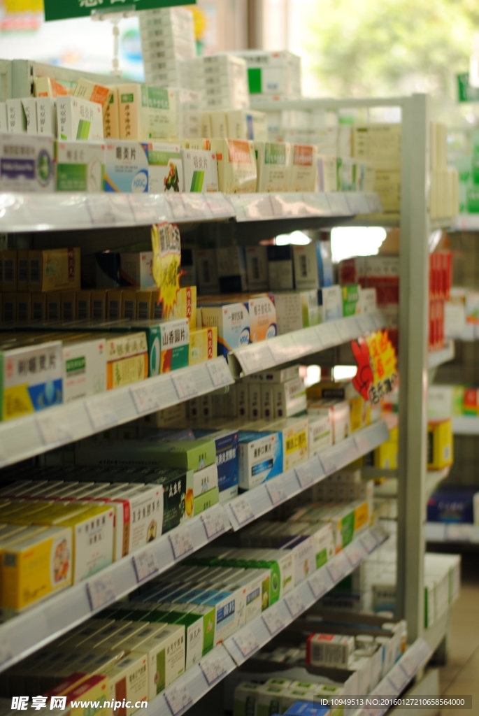 药房货架展示