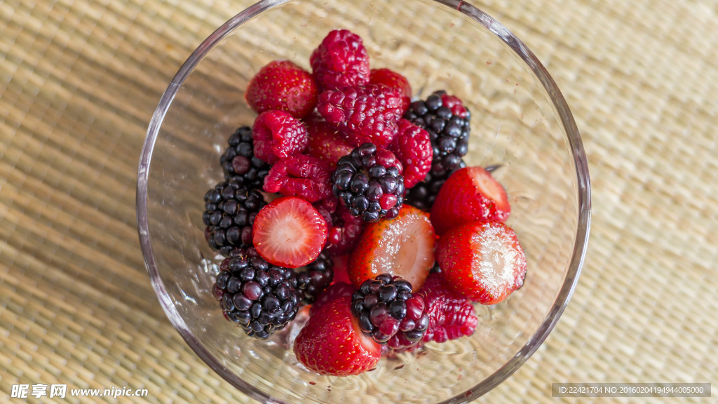 新鲜水果草莓桑葚