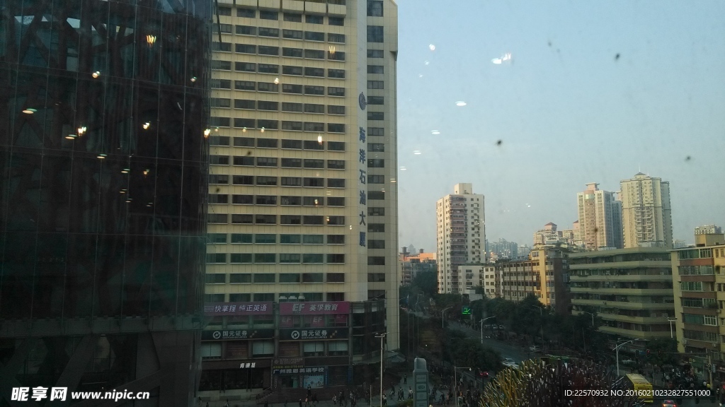 窗外的高楼大厦