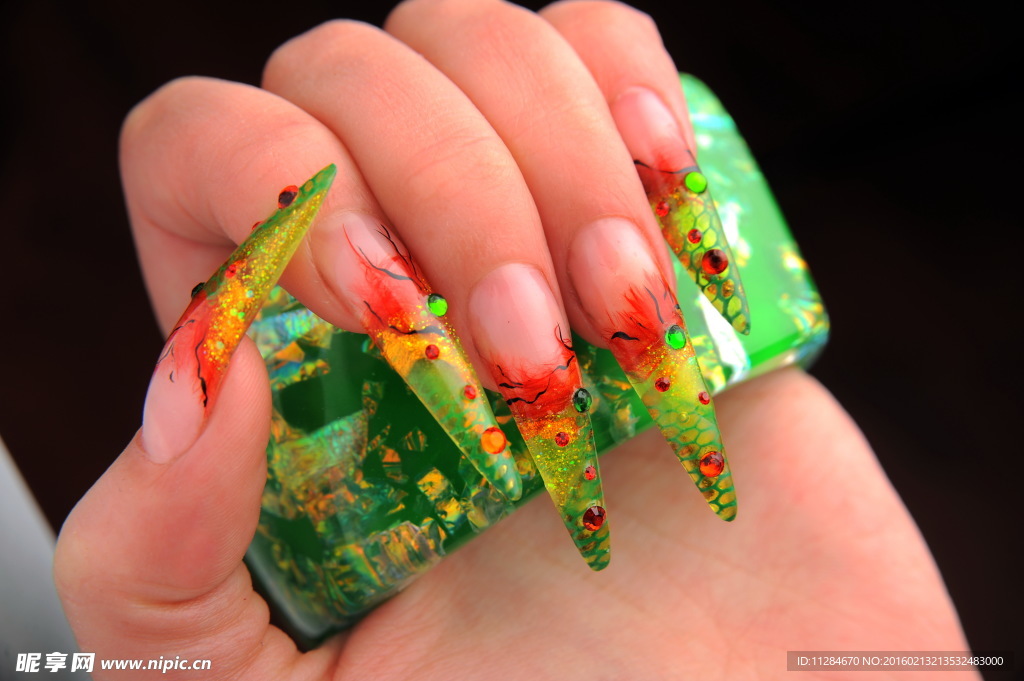 绿色彩绘美甲