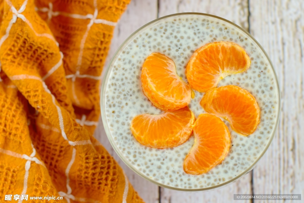 花碟子上的橘子