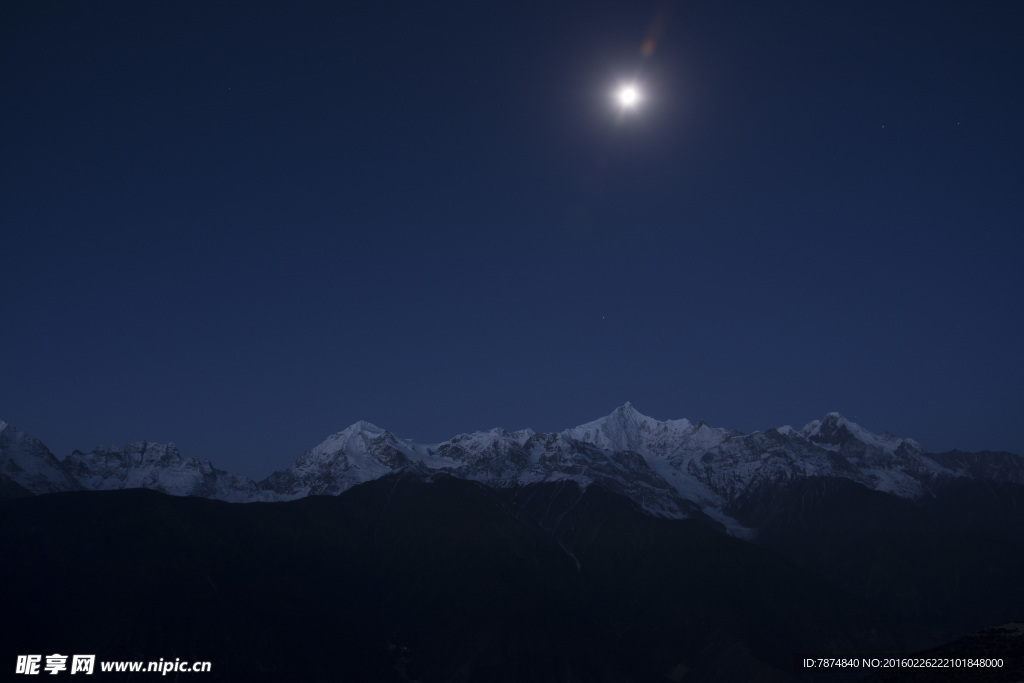 月下雪山