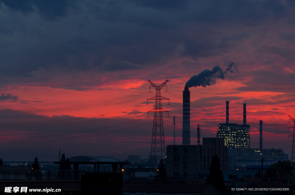 晚霞下的发电厂