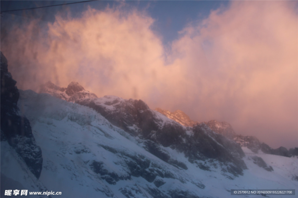 雪山上的朝霞