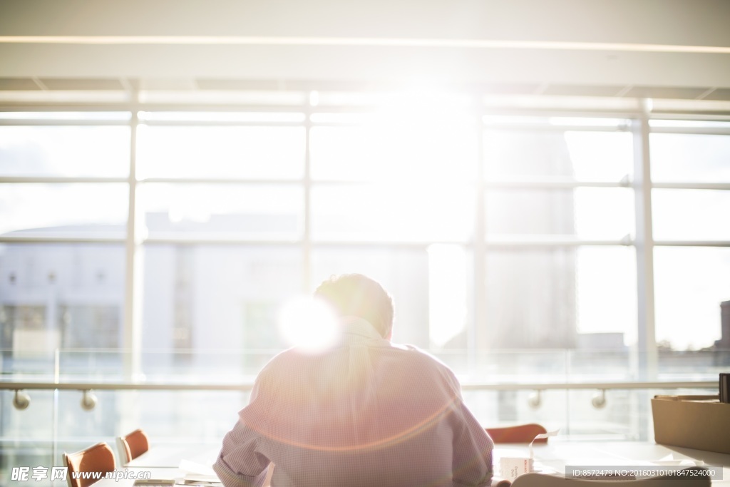 坐在窗口阅读的背影