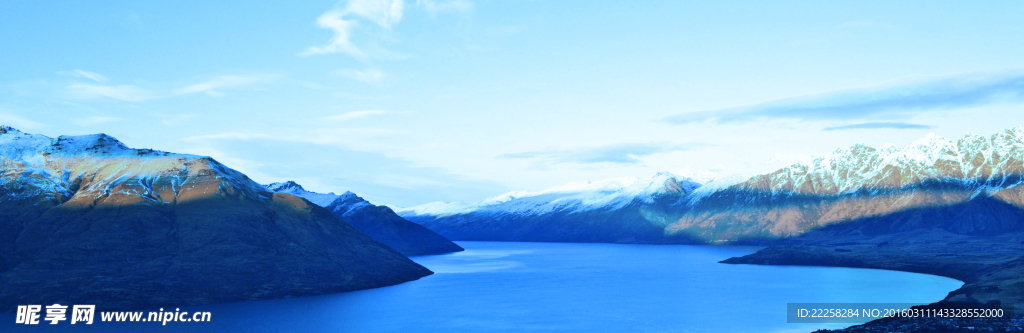 雪山湖泊景色