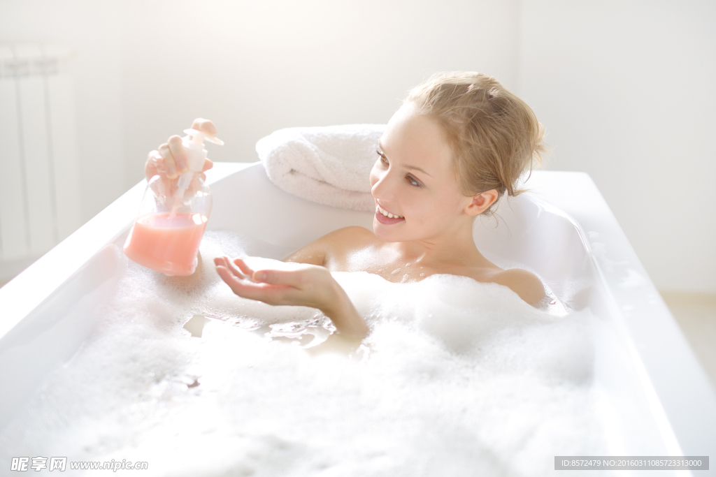 美女泡泡澡