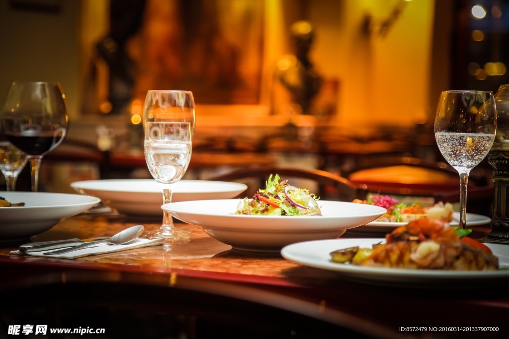 餐桌上的美食和高脚杯