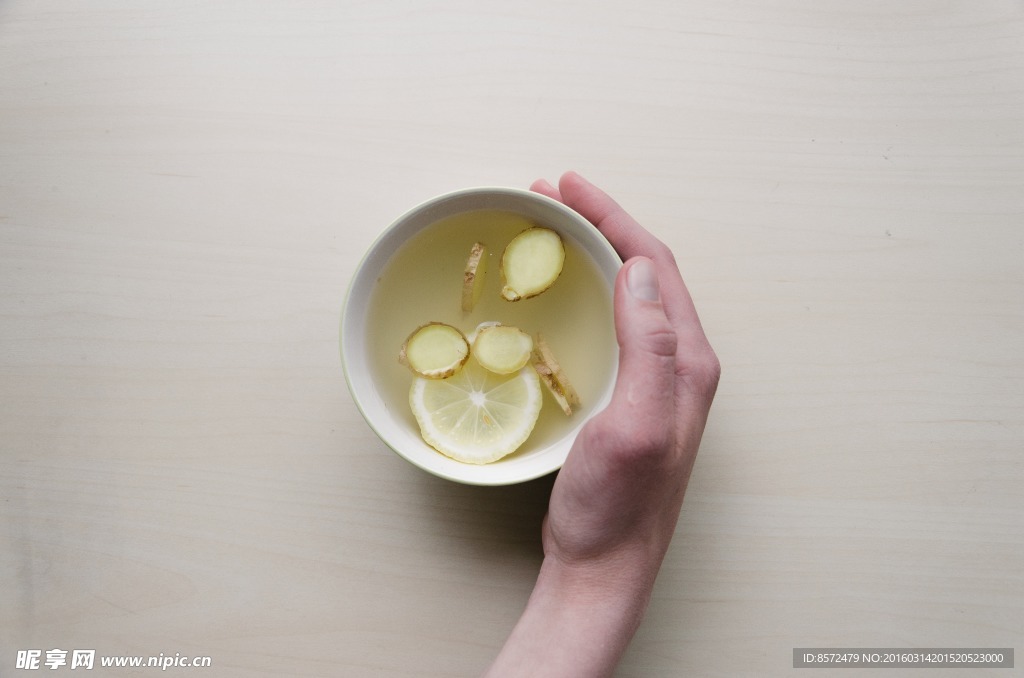 一碗柠檬茶在白色背景上