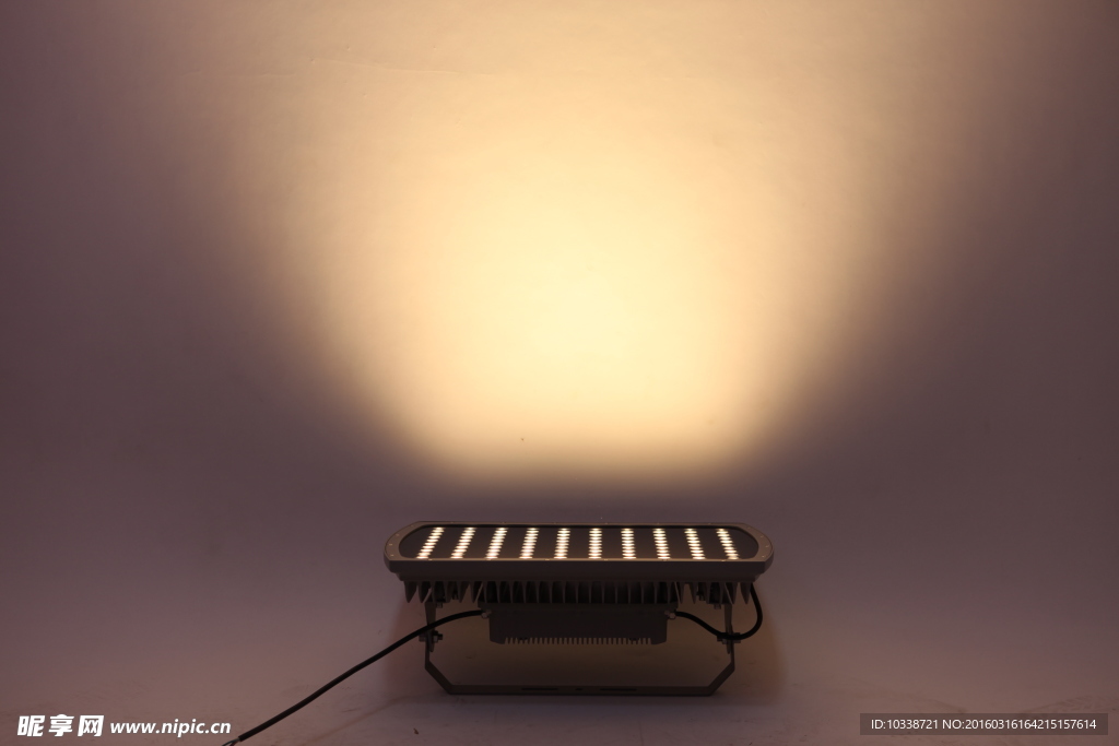 100W 泛光灯点亮效果