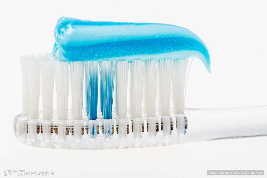 蓝色牙膏白色牙刷