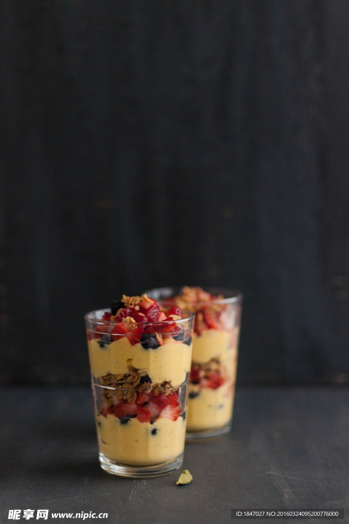 芒果浆果酸奶酪芭菲