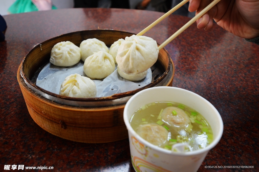 小笼包和丸子汤