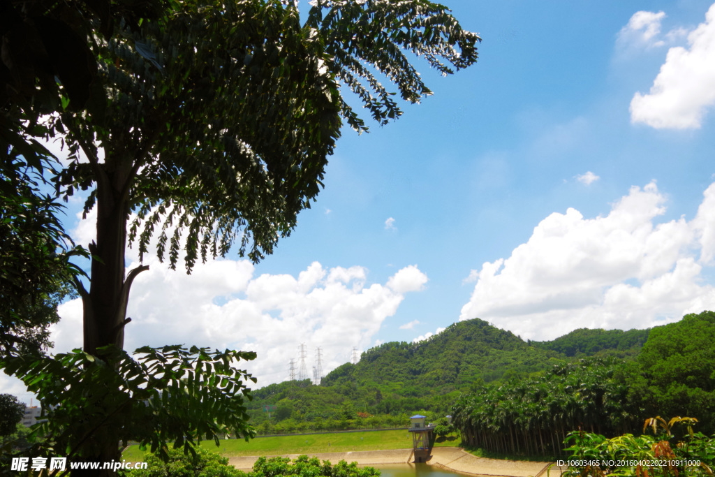山水银湖 白云蓝天