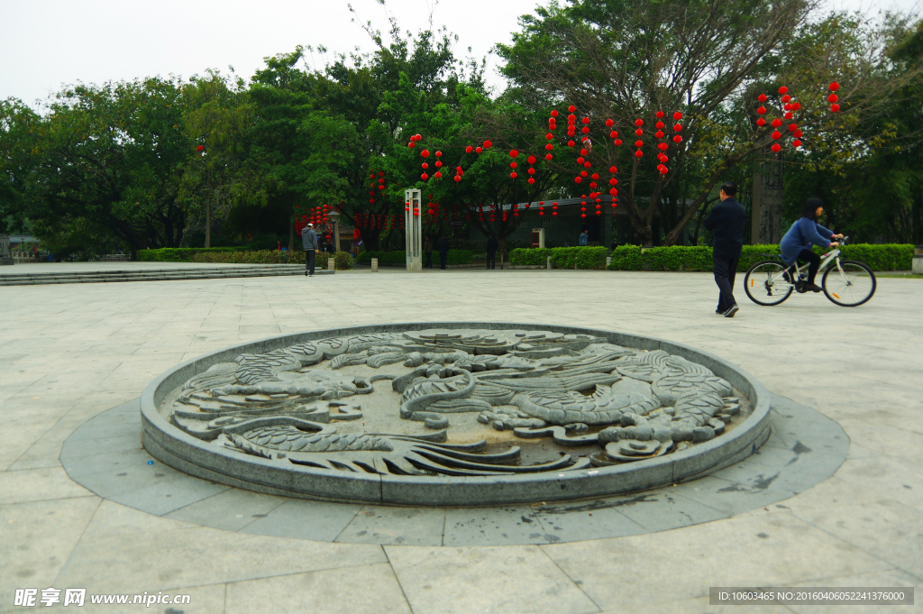 地上龙雕 树上灯笼