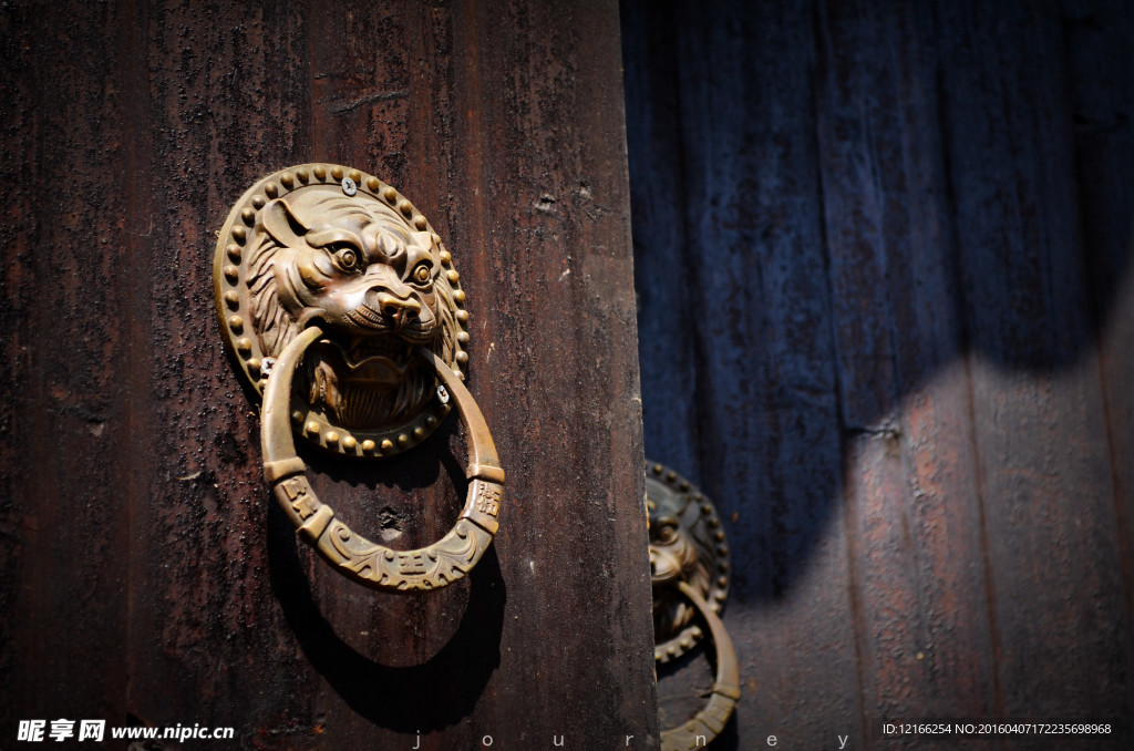 中式古老铜门