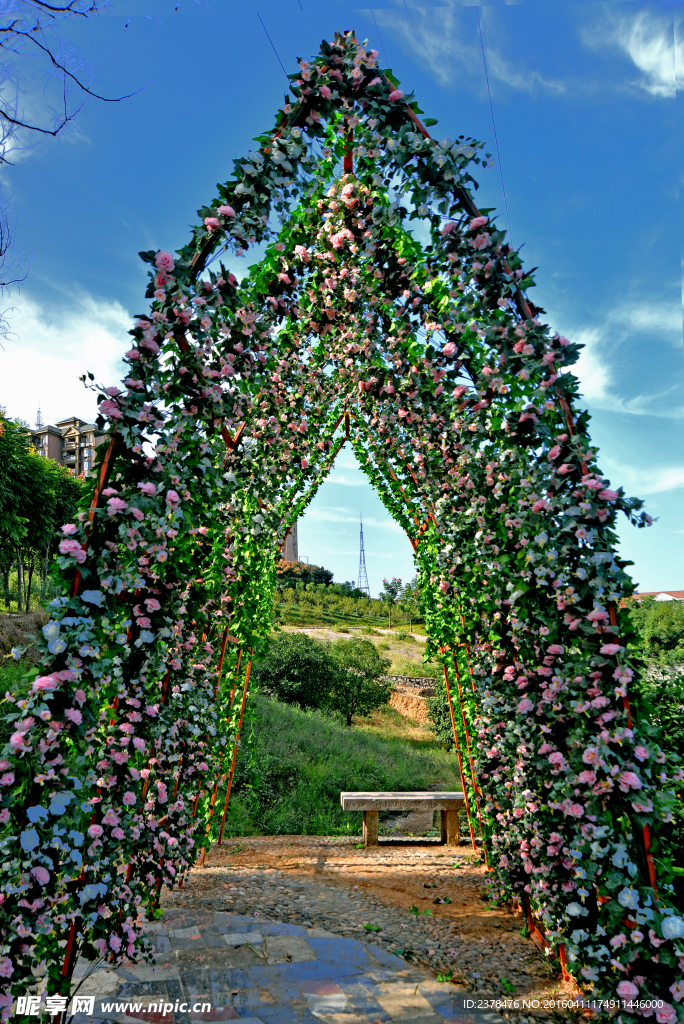 蓝天下的美丽花塔