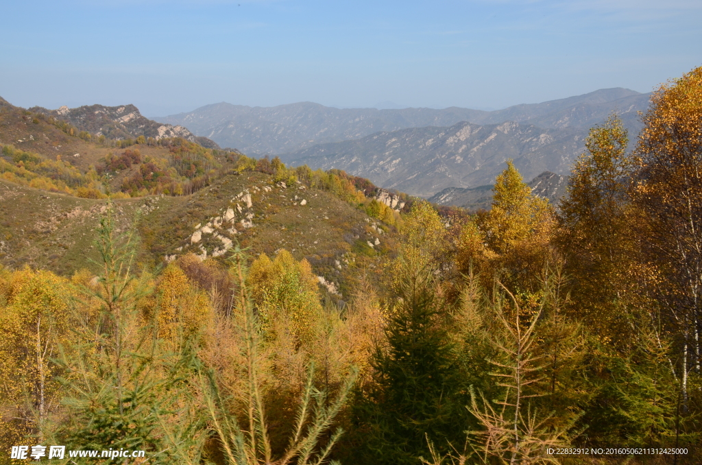 秋日山峦