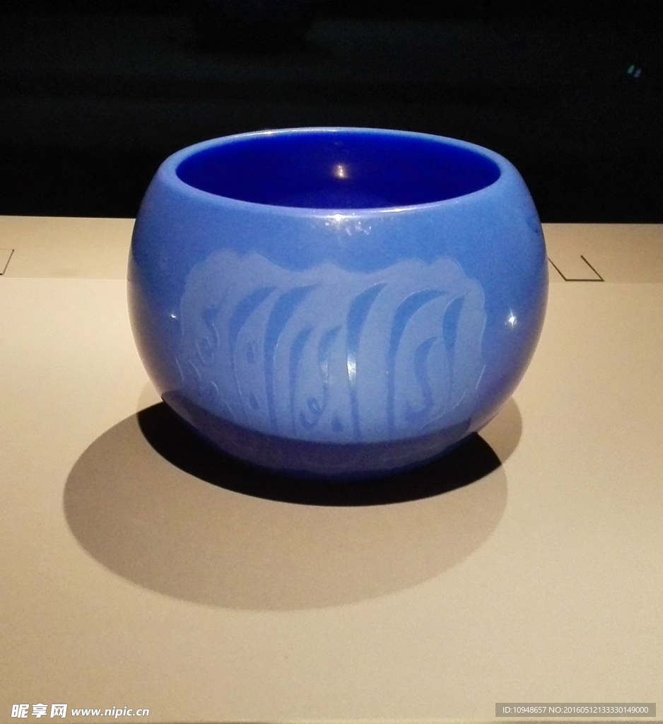 蓝色瓷碗