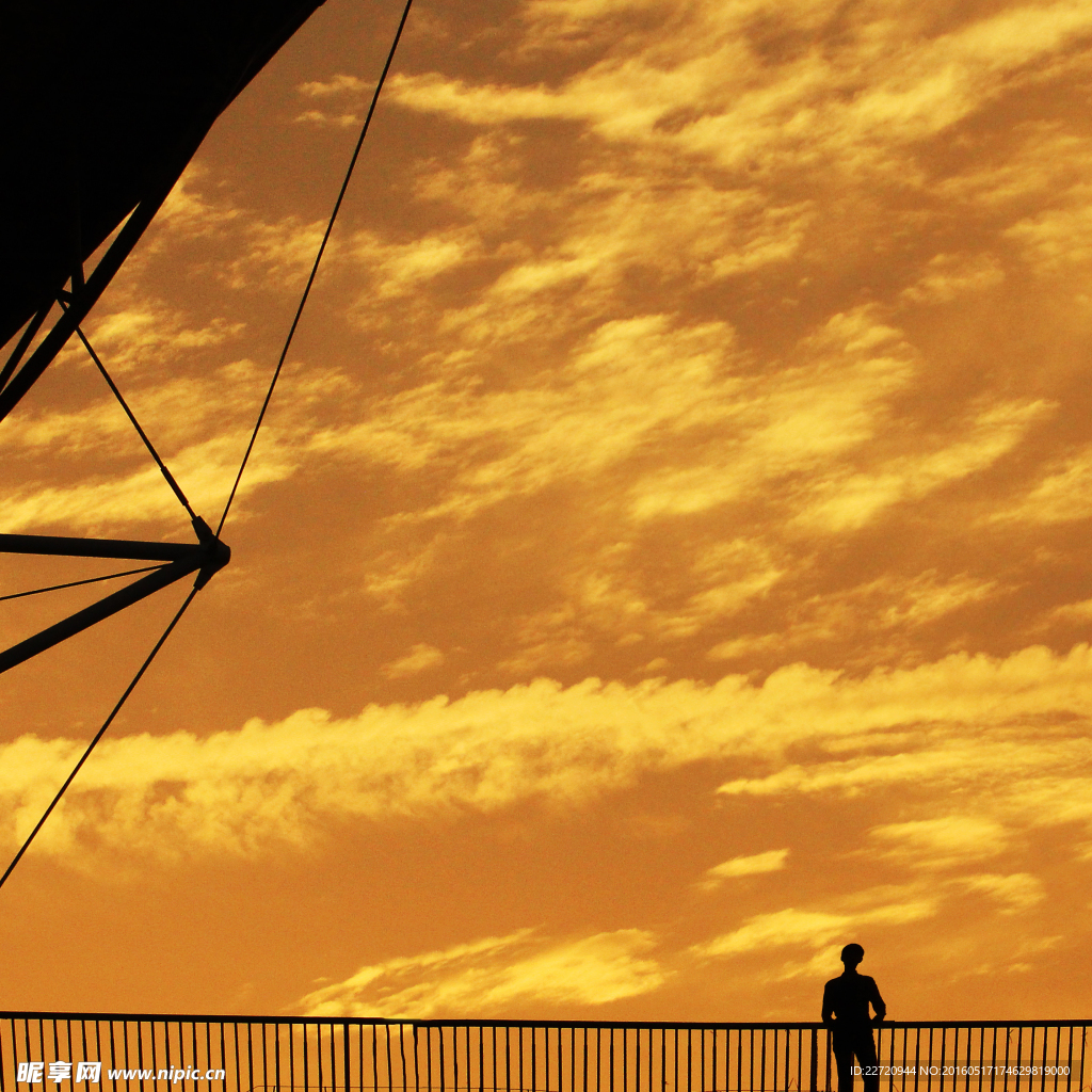 黄昏甲板下的晚霞