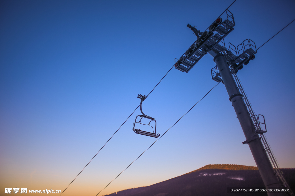 夜色下的观光车