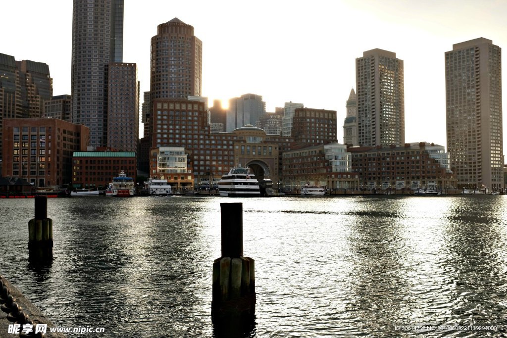 河岸边的高楼大厦