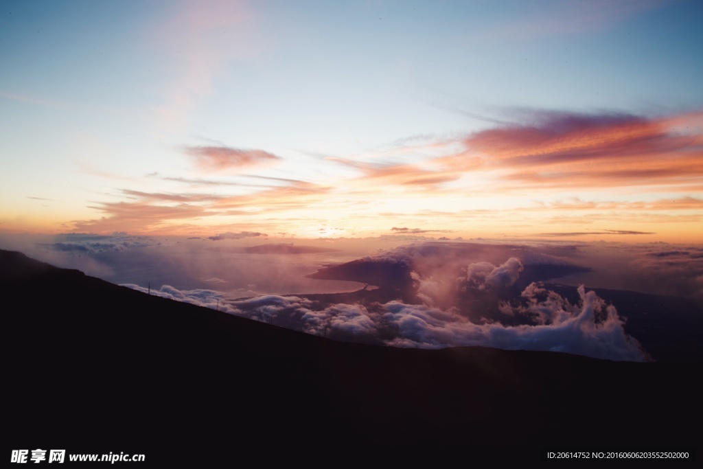 云雾缭绕的大山