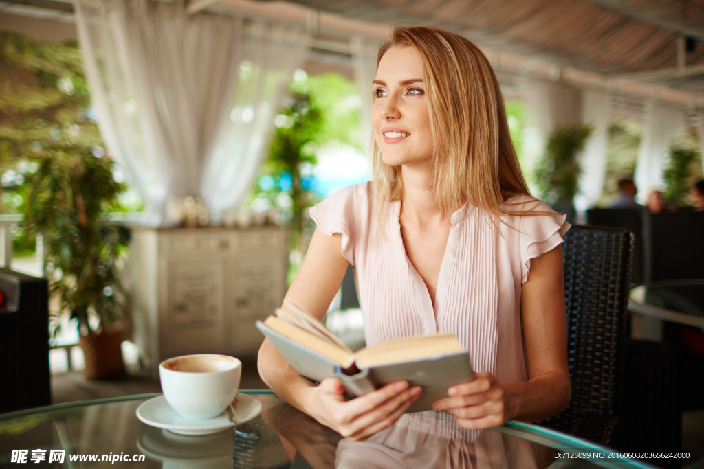 美女咖啡店读书