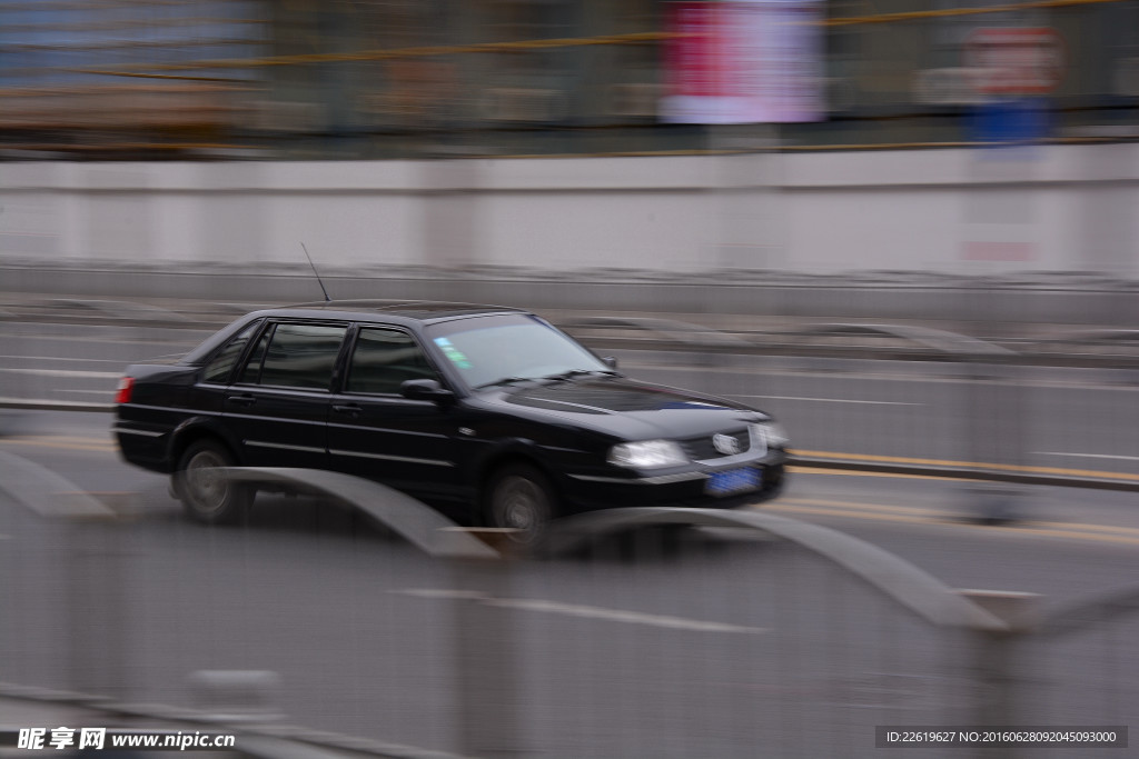 疾跑的汽车