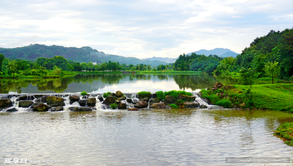 龙虎山水美山清