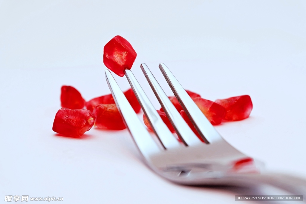 石榴颗粒与叉子